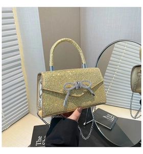 Vue détaillée des paillettes dorées et du nœud en strass sur un petit sac carré