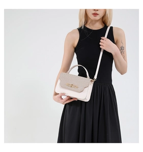 Vista dettagliata della borsa a tracolla a contrasto beige e bianca con chiusura in oro
