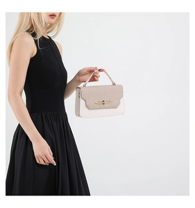 Dettaglio dell'elegante borsa a tracolla bicolore in PU con chiusura in metallo e manico