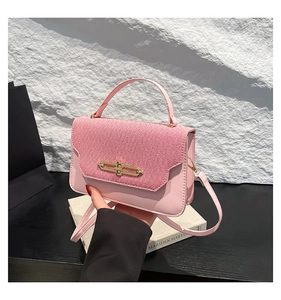Dettaglio della borsa bicolore rosa con texture intrecciata e chiusura dorata