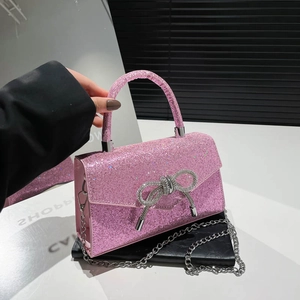 Sac de soirée à paillettes roses avec nœud en strass et bandoulière chaîne