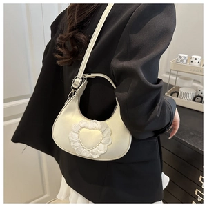 Dettaglio borsa Hobo bianca con pizzo a forma di cuore e fibbia metallica regolabile