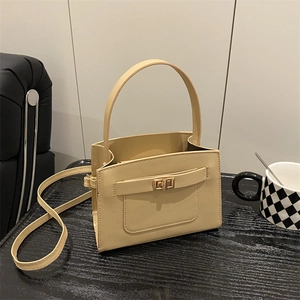 Borsa a mano minimalista beige in pelle testurizzata con chiusura a scatto dorata