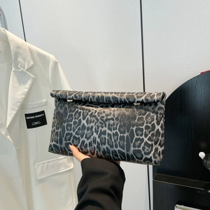 Moderna pochette a busta leopardata con fibbia dorata su uno sfondo minimalista