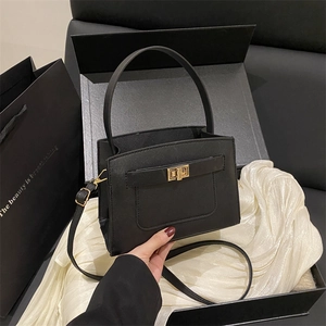 Borsa a mano classica in pelle nera con chiusura a scatto dorata e manico su raso