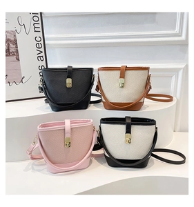 Détails de quatre sacs seaux tissés en noir, rose et modèles bicolores élégants