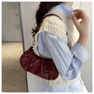Détail du sac nuage plissé bordeaux montrant la texture en cuir PU souple et la bandoulière