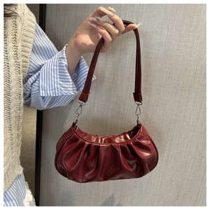Détail du sac hobo bordeaux froncé avec bandoulière fine et finitions métalliques argentées