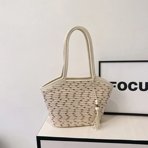 Borsa tote fatta a mano in corda di cotone con nappe bohémien e motivi a pompon marroni