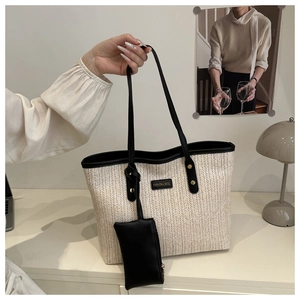 Détail du sac fourre-tout tissé à chevrons avec garniture en cuir et petite pochette