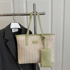 Sac fourre-tout en paille tressée beige avec bordure en cuir vert et petit porte-monnaie