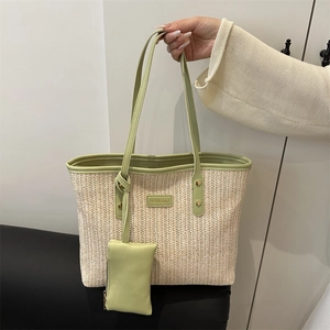 Sac fourre-tout en paille beige avec bordure en cuir vert clair et porte-monnaie