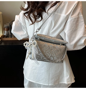 Silver snakeskin shoulder bag with metal chain and pearl bow pendant decoration