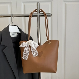 Bolso tote marrón minimalista con colgante de lazo de encaje y correas largas para el trabajo