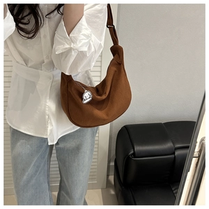 Borsa hobo marrone testurizzata con un grazioso ciondolo a forma di cane