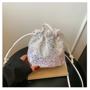 Détail du sac seau à paillettes chatoyantes avec cordon de serrage et fine bandoulière