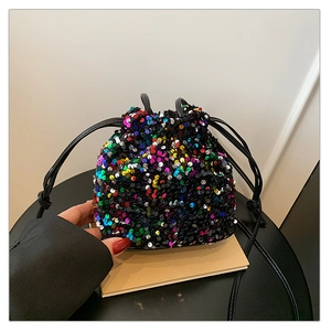 Détail d'un mini sac seau à cordon avec des paillettes colorées et une fine bandoulière