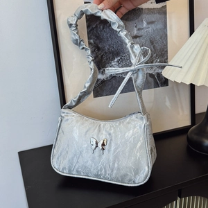 Sac bandoulière argenté métallisé avec décor papillon et bandoulière à volants