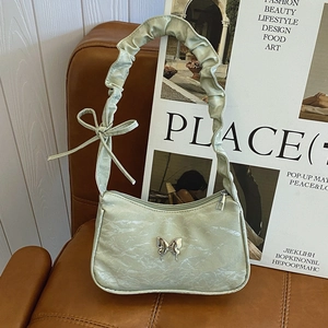 Sac bandoulière vert sauge avec breloque papillon et bandoulière à volants et nœud