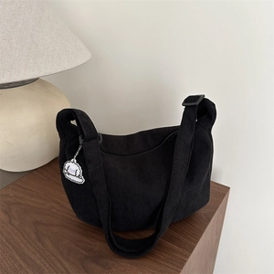 Borsa a tracolla nera in tessuto a nido d'ape con simpatico ciondolo in peluche bianco