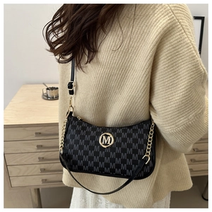 Vue détaillée du sac demi-lune avec motif jacquard M et pendentif logo doré pour femmes