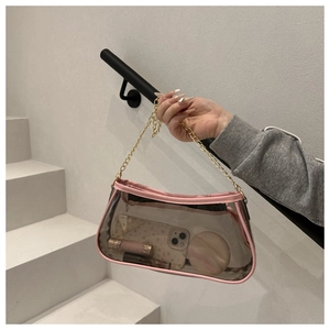 Dettaglio della borsa trasparente grigia in PVC con bordo rosa e catena dorata