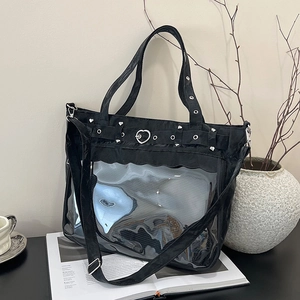 Sac Ita noir minimaliste avec boucle en métal en forme de coeur et bandoulière