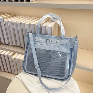 Sac ita en cuir PU bleu clair avec boucle cœur et fenêtre transparente sur un bureau