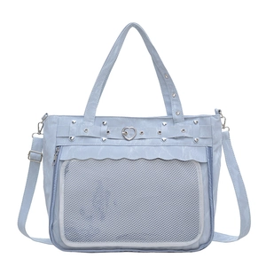 Sac fourre-tout carré bleu clair avec rivets en cœur et poche en filet sur blanc