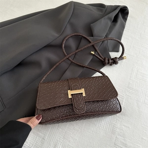 Bolso baguette minimalista tejido marrón oscuro con una hebilla metálica en H dorada