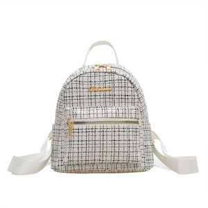 Mini sac à dos en tweed noir et blanc pour femme avec détails dorés et bretelles blanches