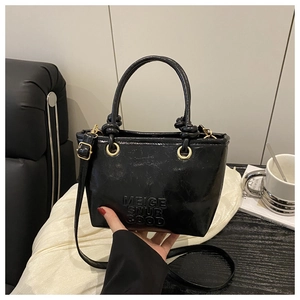 Dettaglio della borsa a secchiello in pelle PU nera con scritta MEIGE SNUR GOOD a rilievo