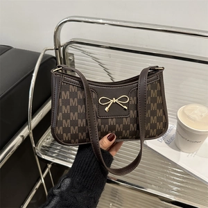 Borsa hobo marrone monogramma con fiocco dorato per la moda chic primavera 2025