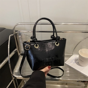 Elegante borsa a secchiello in pelle PU nera con scritte a rilievo e dettagli dorati