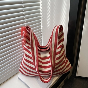 Grand sac cabas à rayures rouges et blanches avec nœud en dentelle rouge élégant