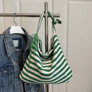 Sac fourre-tout en toile à rayures vertes et blanches avec détail de ruban en dentelle