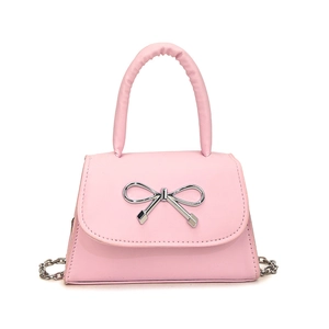 Sac à main rose avec nœud argenté, bandoulière chaîne et poignée sur fond blanc