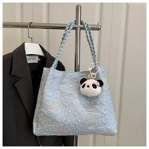 Sac cabas bleu clair avec broderies, anses tressées et breloque panda en peluche