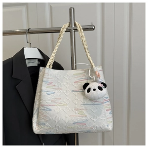 Détail du sac cabas matelassé blanc avec broderie multicolore et breloque panda