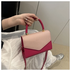 Détail du sac bandoulière fuchsia et rose avec rabat tressé et garnitures dorées
