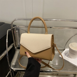 Sac à Épaule Carré Petit pour Femme Tissé Couleur Contrastée Cuir PU Sac en Bandoulière Avec Poignée Urban Minimalist Satchel