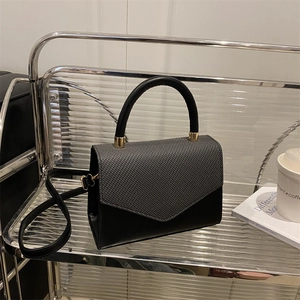 Sac à bandoulière enveloppe noir chic avec détails dorés et poignée pour femme