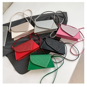Détails de six mini sacs bandoulière colorés avec rabats triangulaires scintillants