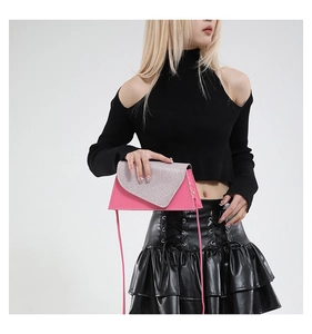Détail du sac enveloppe rose avec rabat à paillettes argentées et bandoulière fine