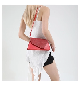 Détail du sac rouge à paillettes avec rabat asymétrique et finition en cuir synthétique
