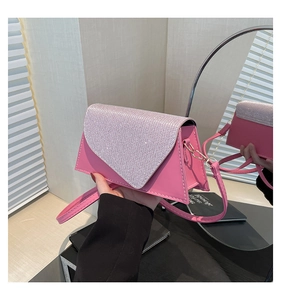 Sac à bandoulière rose avec rabat en V orné de strass argentés et fine bandoulière