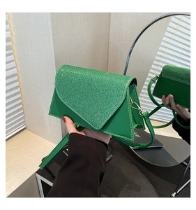 Détail du sac bandoulière vert émeraude avec finition pailletée et surpiqûres blanches
