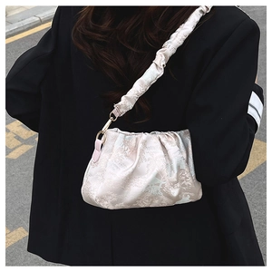 Detail der gerafften Cloud-Tasche mit klassischem Landschaftsmuster und Goldhaken