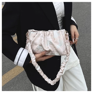 Detail der Champagner Satin-Jacquard-Handtasche mit traditionellen Berg- und Wassermustern