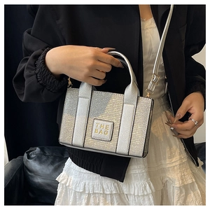 Mini sac cabas à paillettes argentées avec veste noire et jupe plissée blanche